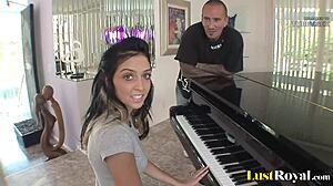 Stephanie Canes kis mellei ugrálnak, amikor zongorázni kezd