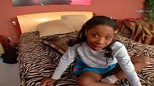 Η Αφρικανίδα έφηβη Skylar Dupree τραβάει τον κώλο της