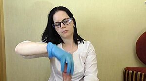 Amatorska pielęgniarka gejowska daje zmysłową ręczną robotę i kończy