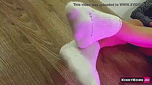 Amatőr pár felfedezi a lábfetishet aranyos lánnyal harisnyában