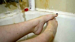 Kecantikan tanpa alas kaki Lola menikmati permainan fetish kaki