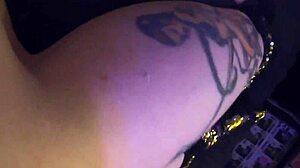 Sâni mari și acțiune de squirting într-un videoclip de carantină cu o fată tatuată