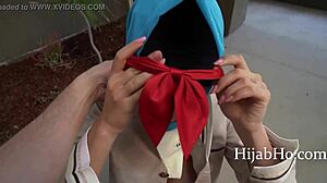 Adolescenta în hijab învață cum să se distreze