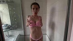 Sexy brunette neemt een douche en masturbeert met haar grote borsten