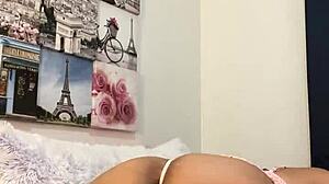 加勒比美女安娜·玛丽亚脱衣服,在高清视频中展示她的惊人身材