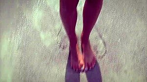 Моделът в бикини Никол Фокс показва голите си крака