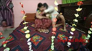 Threesome sensual dengan gadis India yang cantik