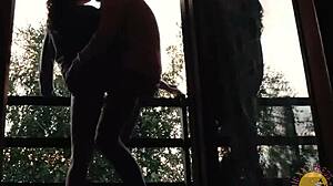 Amatérska priateľka sa venuje orálnemu sexu na balkóne v krémovom prekvapení