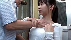 Gadis Jepun yang sensual dengan payudara kecil dan bra yang mengalir diperkosa