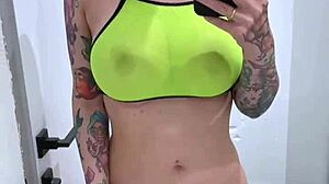Hjemmelavet video af en varm amatør med enorme bryster