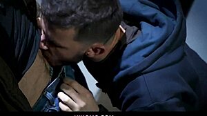 Bareback gay anal met grote lul papa in HD-video