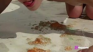 业余Ana Fey在游泳池里张开双腿,摩擦自己的阴道!
