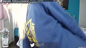 การถอดเสื้อผ้าและโชว์หน้าอก: สาวเกม Twitch เผย