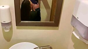 POV-video av en kåt ung jente som gir en avsugning og får sæd i ansiktet