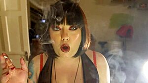 Knubbig och rökandes: En fetischistisk video med Tina Smua