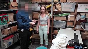 Šukanie policajta počas striptízového prehliadania v tomto videu s orálnym sexom