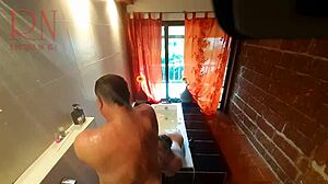 הצלם תפס את האישה הביתית המשוגעת מתאוננת ומגלחת באמבטיה
