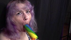 Candi Ravens képregényelőadása házi videóban