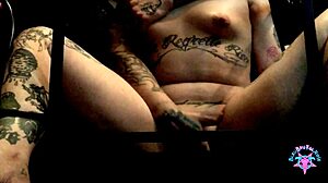 跨种族BDSM:小胸部的熟女在笼子里接受大鸡巴