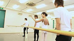 亚洲芭蕾舞女演员在这个独奏自慰视频中享受三个性感男人