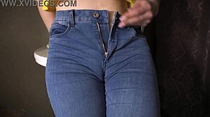 Close-up do grande cameltoe de uma mulher madura em jeans apertados
