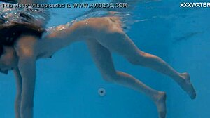 俄罗斯宝贝Marfa在游泳池里炫耀她狭窄的屁股和阴道