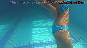 Mia Ferrari的蓝色内衣和性感身材在热门视频中亮相