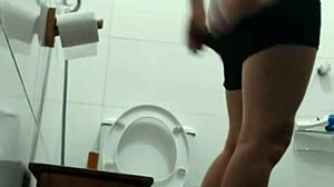Verborgen camera betrapt mijn vriendin op een taboe-toiletontmoeting