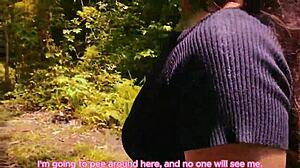 Kręcona brunetka robi sobie przerwę na sikanie w lesie