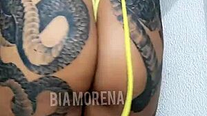 Бразилска красавица с татуировки показва тялото си в сензуализиращо видео