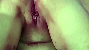一个曲线玲珑的女人用她的肛门里的胡萝卜自慰,导致明显的缝隙和气体。
