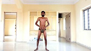 Rajesh,一个好玩的业余爱好者,脱光衣服,手淫,打屁股,呻吟,然后射精在杯子里。