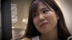 Japanse huisvrouwen voor de eerste keer met een schattige jongen in de garage