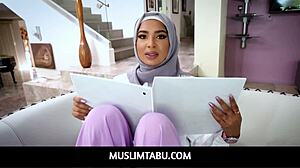 Babi Star,一个戴着头巾的穆斯林阿拉伯宝贝,渴望教她的朋友Donnie Rock美国传统