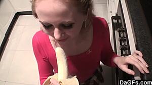 Amatérske lesbičky si užívajú jedlo a zmyselné dotyky v kuchyni
