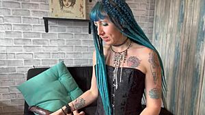 Насладете се на корсетирана BDSM среща с татуиран женски супергерой