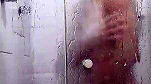 Jovem amadora gay desfruta de sexo ao ar livre e masturbação no chuveiro