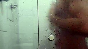 Młody gej amator cieszy się seksem na zewnątrz i masturbacją pod prysznicem