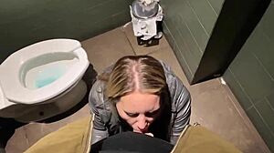 Ein blondes Luder genießt einen großen Schwanz während eines geheimen Badezimmer-Rendezvous