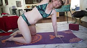 La MILF Aurora Willows en bikini montre ses compétences de yoga et ses grosses lèvres de chatte