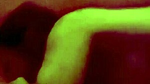 Il massaggio sensuale di una milf asiatica si trasforma in un caldo incontro in cam nascosta