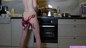 Milf με τατουάζ χταπόδι σε μαγείρισσες και πειράγματα
