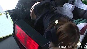 Asiatisk tenåring får en deepthroat cumshot i en bil fra sin underdanige partner