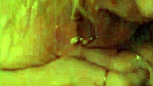 Una milf canadese con un gran culo accarezza la sua figa e eiacula in bagno