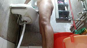 Une adolescente indienne reçoit un massage sensuel des pieds et un bain avant d'avoir des relations sexuelles