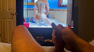 Masturbándome con un video porno caliente con una polla monstruosa