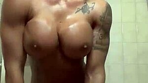 फिट महिला बॉडीबिल्डर जो कामुक स्तनों के साथ है।