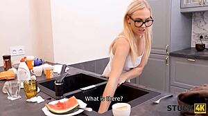 Ein Mann mit einem Fetisch für verbotene Beziehungen betreibt sexuelle Aktivitäten mit seiner Stiefschwester Jenny Wild in der Küche. Sie wird dich umhauen!