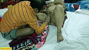 Een jonge man geeft zich over aan taboe Indiase Bengaalse seks met zijn partner