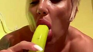 Svalnatá žena si hraje sama s banánem a dvěma klobásami